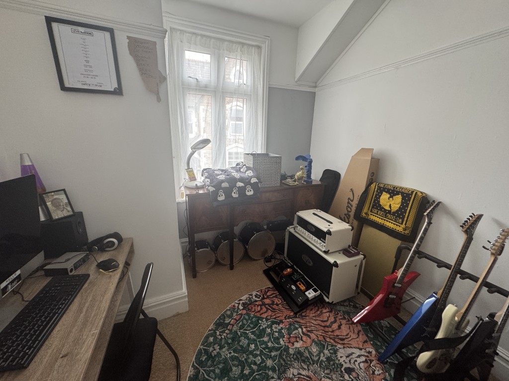 Lot: 89 - RESIDENTIAL INVESTMENT COMPRISING THREE-BEDROOM MAISONETTE AND GARDEN FLAT FOR IMPROVEMENT AND REPAIR - Maisonette bedroom three
